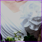 美しいドレープと胸元の大きな花が特徴的なウエディングドレス